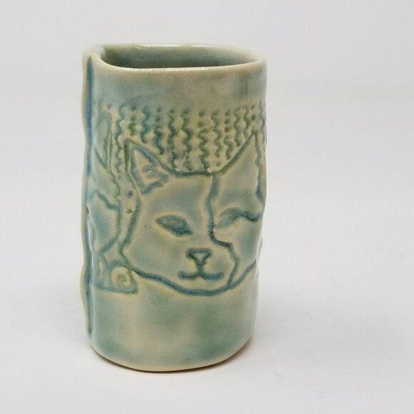 Hand Made Stoneware Pottery Cup With Cats Hearts & Paw Prints Signed by KH - Picture 4 of 10